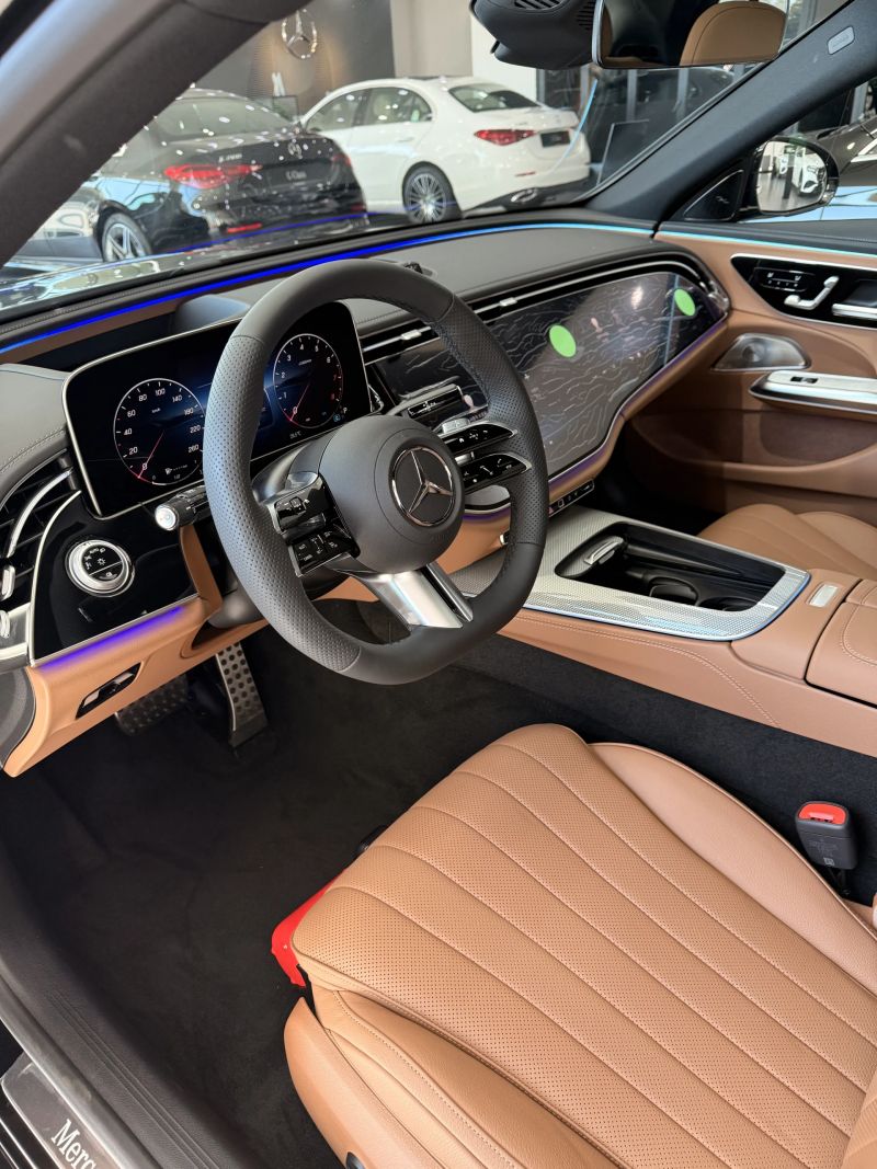 E300 4MATIC AMG Line 운전석, 스티어링 휠과 와이드 디지털 디스플레이 그리고 브라운 가죽 시트
