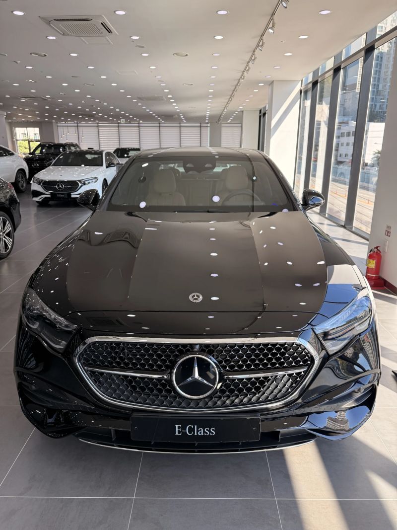 의정부 전시장에 전시된 블랙 E300 4MATIC AMG Line 전면부, 다이아몬드 패턴 그릴과 중앙 스타 엠블럼