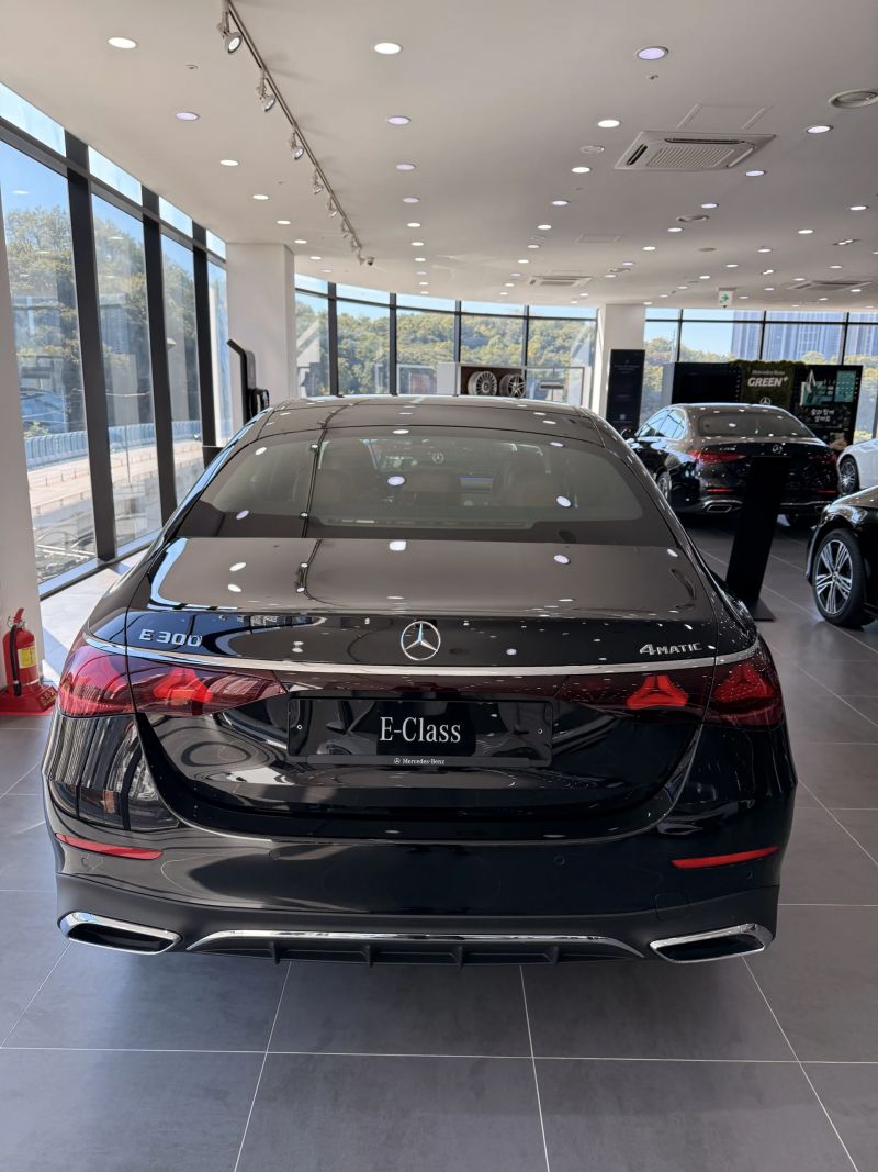 E300 4MATIC AMG Line 후면 정면, 트렁크의 E 300·4MATIC 표기와 테일램프