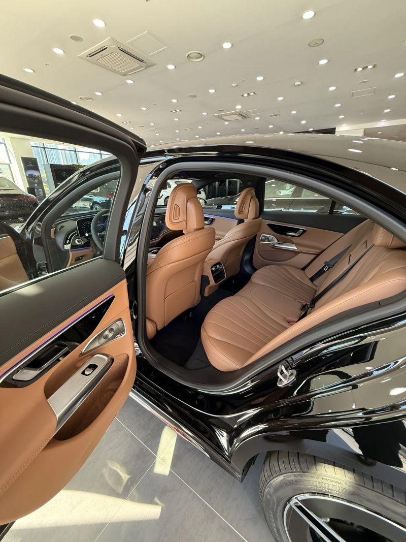 뒷문을 연 E300 4MATIC AMG Line, 뒷좌석과 브라운 도어 트림