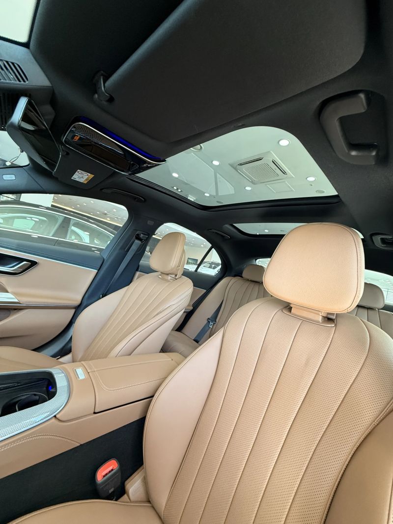 E300 4MATIC AMG Line 뒷좌석에서 올려다본 파노라믹 선루프와 브라운 가죽 앞좌석
