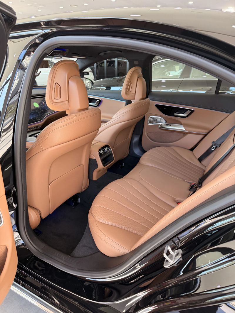 E300 4MATIC AMG Line 뒷좌석 전체, 퀼팅 패턴의 브라운 가죽 시트