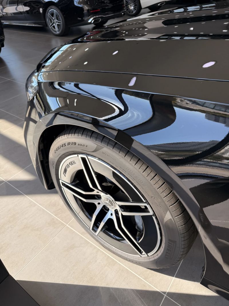 E300 4MATIC AMG Line의 AMG 라인 멀티스포크 휠과 앞 펜더 클로즈업