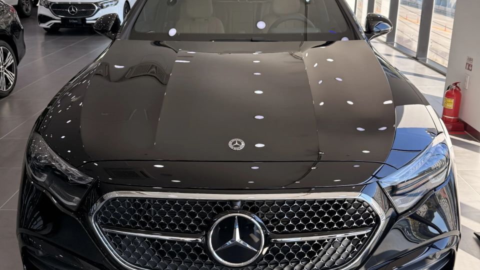 E300 4MATIC AMG Line 전면 와이드 컷, 광택 블랙 보닛과 다이아몬드 패턴 그릴