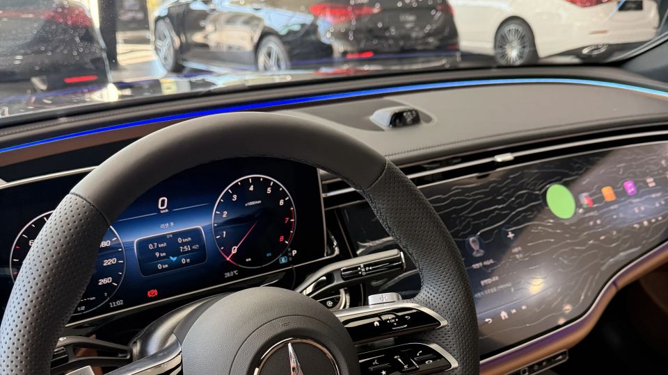 E300 4MATIC AMG Line 스티어링 휠과 대시보드 와이드 컷